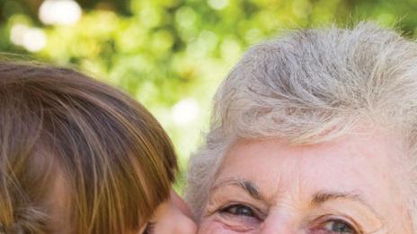 Внуците предпазват бабите от Алцхаймер и деменция