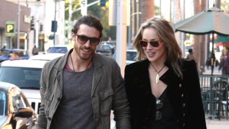 Шарън Стоун e щастлива с младока Мартин