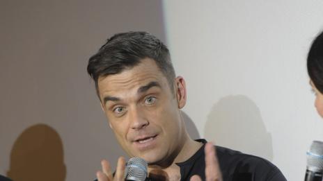 Роби Уилямс се обръсна, изкарали го към 60-те