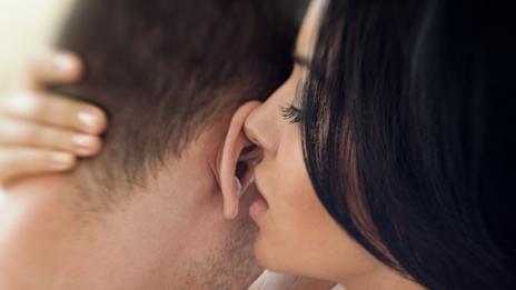 Защо мъжете обичат да им говорите „мръсотии“