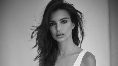 Емили Ратайковски съблазнява по бельо