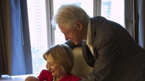 Бил и Хилъри Клинтън се сдобиха с внучка