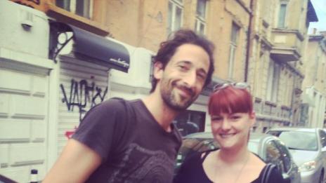 Рут Колева издебна Ейдриън Броуди в центъра на София