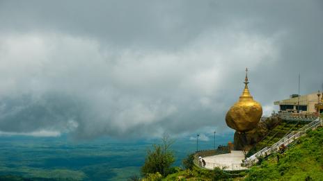 Златният камък в Мианмар