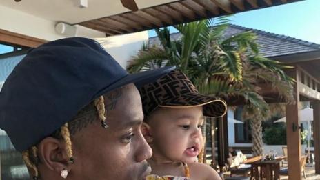 Подарък от татко: Дъщерята на Кайли Дженър с диамантена огърлица