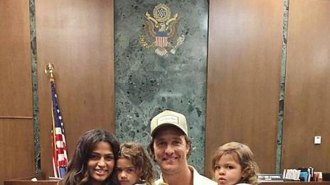 Камила Алвеш и Емили Блънт станаха американки