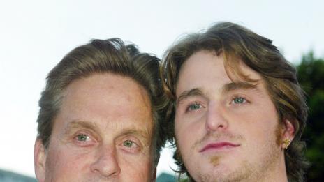 Синът на Майкъл Дъглас е нападнат в затвора