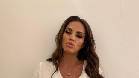 Кейти Прайс продава старите си гръдни импланти