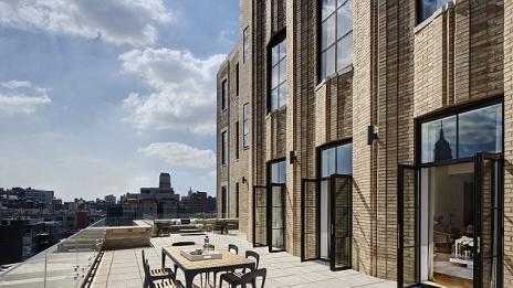 На гости в новия апартамент на Камерън Диас