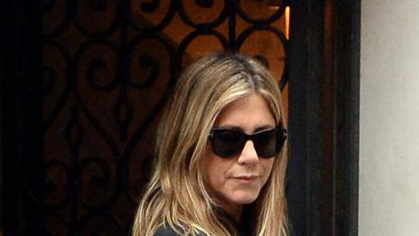 Тъжната Анистън ще повдига духа си в Хавай