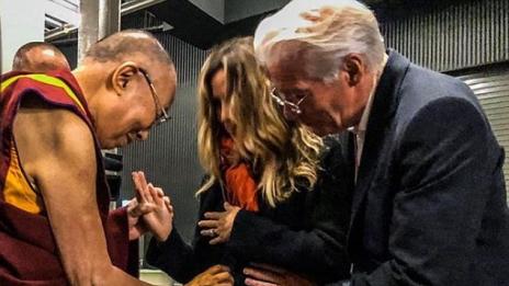 Далай Лама благослови нероденото дете на Гиър и Силва