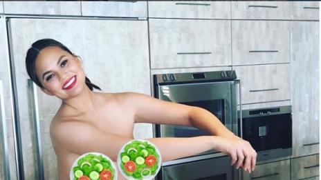 Макар и бременна: Криси Тейгън готви гола