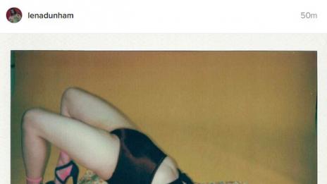 Лена Дънам се огъва в дързък мост в последната си фотосесия