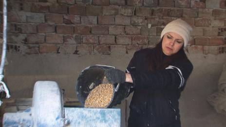 Жени Калканджиева ще се прави на Пепеляшка в кравеферма