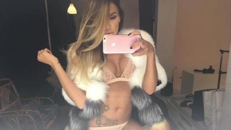 Гъмов се заигра с голата Моника Валериева