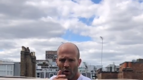 Джейсън Стейтъм стана майстор на капачките  (видео)