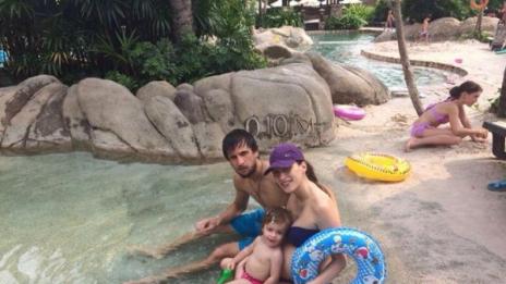 Дарко Тасевски и бременната Ромина на плаж в Тайланд