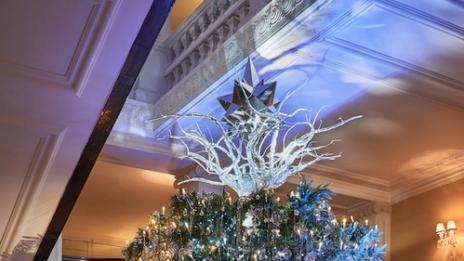 Кой моден бос украси коледното дърво в Кларидж?