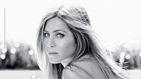 Дженифър се съблича за реклама на вода (видео)