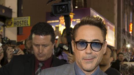 Робърт Дауни Джуниър си тръгна скандално от интервю (Видео)