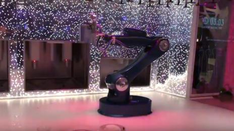 Освен в стриптийза и секса, роботите се настаниха и зад бара