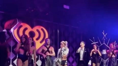 Триетажна торта  в черно и розово за 35-годишната Бритни (ВИДЕО)