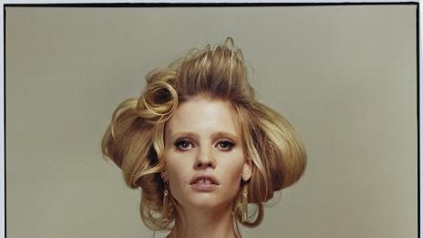 Бременната гола сервитьорка Лара Стоун