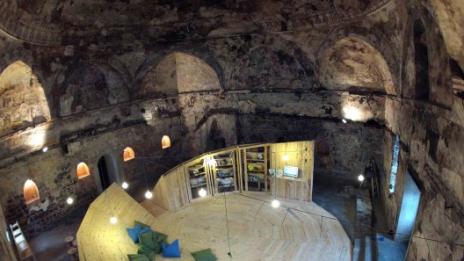 В турска баня изникна съвременна библиотека