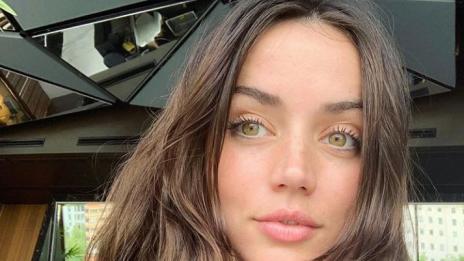 Мис Бонд залитала по екранните си партньори