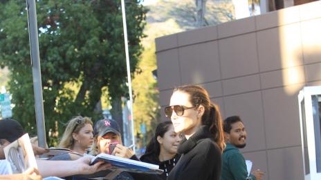 Анджелина притесни феновете с кльощавите си крака