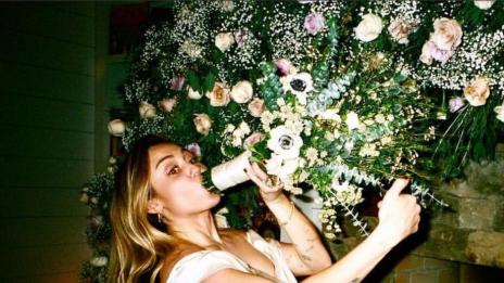 На шега: Майли пусна полугола снимка в Instagram