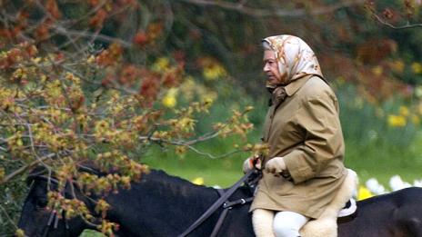 Елизабет II е на кон! Вижте нея, а сега себе си...