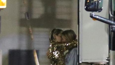 Майли Сайръс целува новата си приятелка (снимки)