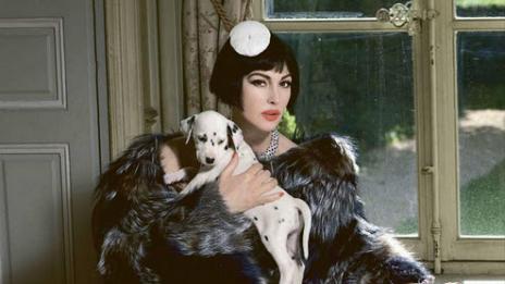 В прегръдките на Моника Белучи