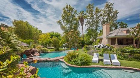 Анджелина под наем в къща за милиони. Вижте я!