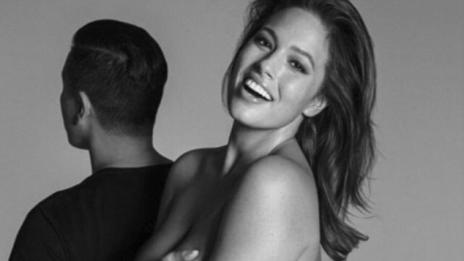 Ашли Греъм яхна буя като спасителка на плажа