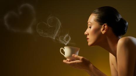 Горещ пъзел с чаша ароматно кафе