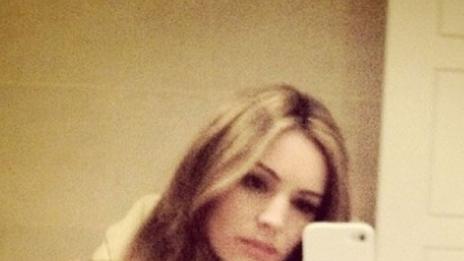 Кели Брук доказва идентичността си с гола снимка