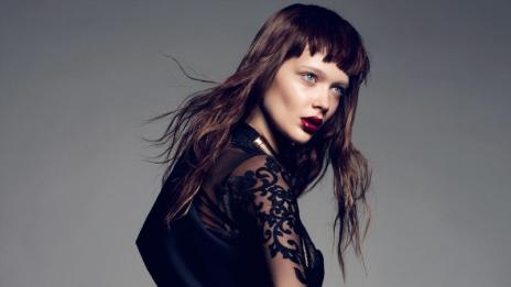 Латексова еротика с нежни пастелени нотки