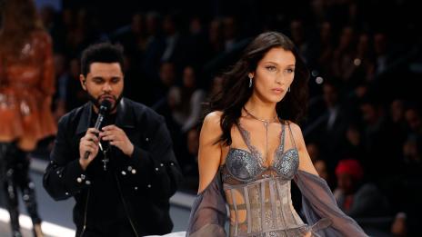 The Weeknd огледа задните части на бившата си Бела Хадид