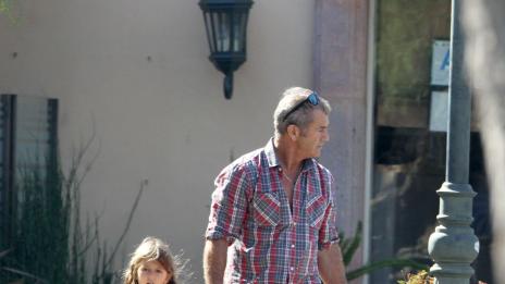 Мел Гибсън се проявява като грижовен баща на малката Лусия