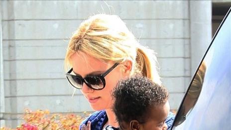 Ето го и малкият ангел на Чарлийз