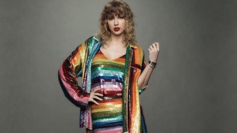 Преследвач на Суифт заловен в леглото й