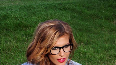 И за Анелия умното е новото секси