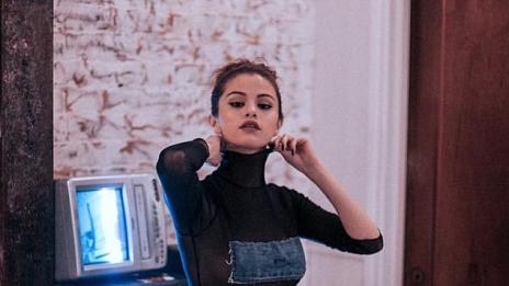 Селена Гомес подноси дрехите на ексгаджето на Зак Ефрон