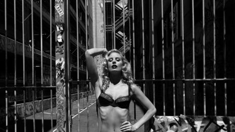 Черно-бялата жена в града