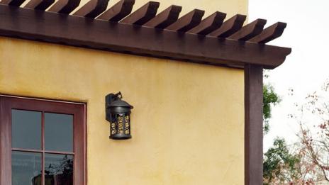 Нина Добрев отваря вратите на дома си