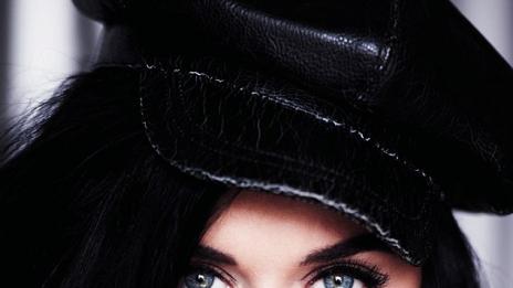 Кейти към Кристен: Аз просто съм му приятелка, но с чифт гърди!