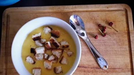 Царевична крем супа с парченца пилешко месо