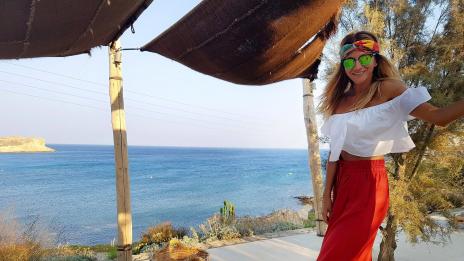 Зейнеб показва прелести на остров Миконос